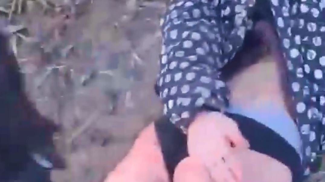 Закладчице сняли штаны и отпороли задницу розгой / Спортики наказали закладчицу